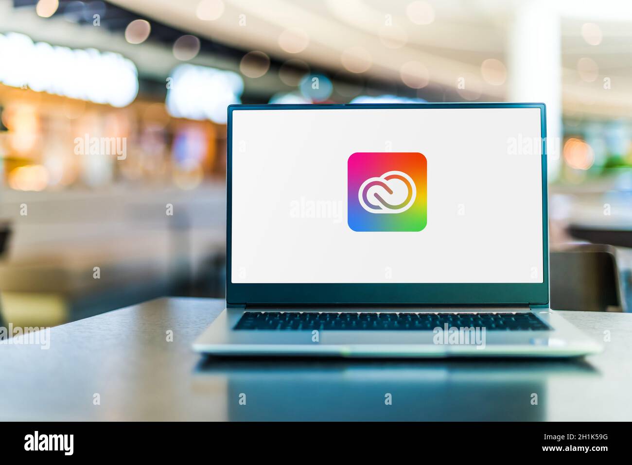 POZNAN, POL - SEP 23, 2020: Laptop-Computer mit Logo von Adobe Creative Cloud, eine Reihe von Anwendungen und Dienstleistungen von Adobe Systems Stockfoto