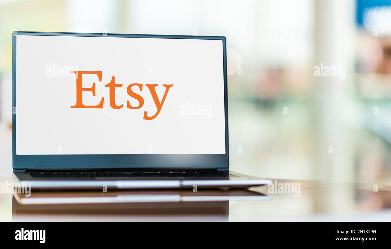 POZNAN, POL - SEP 23, 2020: Laptop-Computer mit Logo von Etsy, einer E-Commerce-Website, die sich auf handgefertigte oder Vintage-Artikel und Bastelbedarf konzentriert Stockfoto