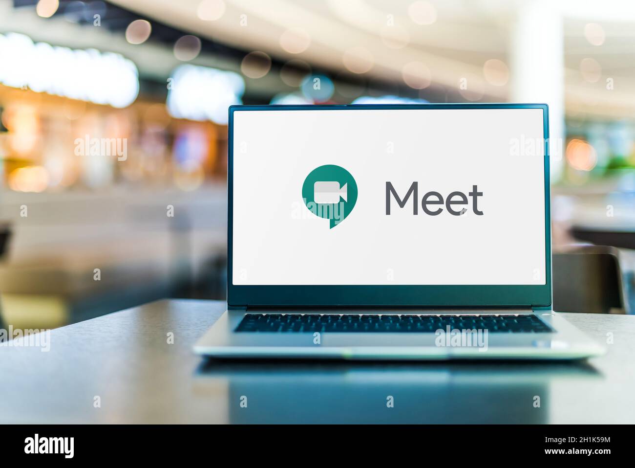 POZNAN, POL - SEP 23, 2020: Laptop-Computer mit Logo von Google Meet, einem von Google entwickelten Videokommunikationsdienst Stockfoto