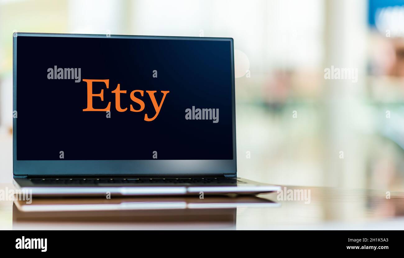 POZNAN, POL - SEP 23, 2020: Laptop-Computer mit Logo von Etsy, einer E-Commerce-Website, die sich auf handgefertigte oder Vintage-Artikel und Bastelbedarf konzentriert Stockfoto