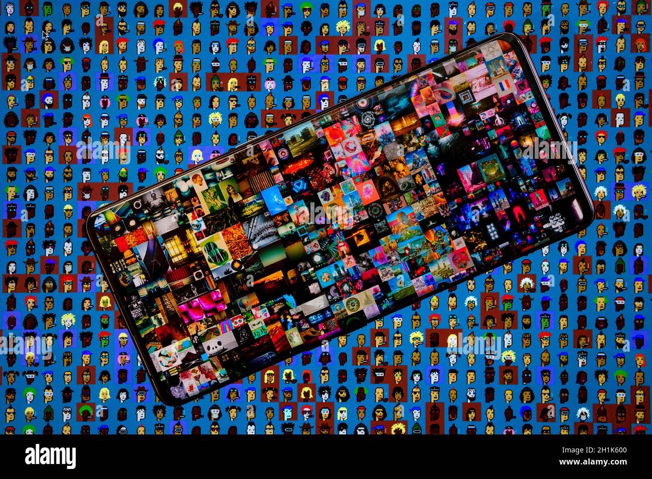 Zwei der teuersten NFT-Kunstwerke. Konzept. Beeple's „Everydays – The First 5000 Days“ und CryptoPunks Pixelkunst auf unscharfem Hintergrund. Stafford, Un Stockfoto