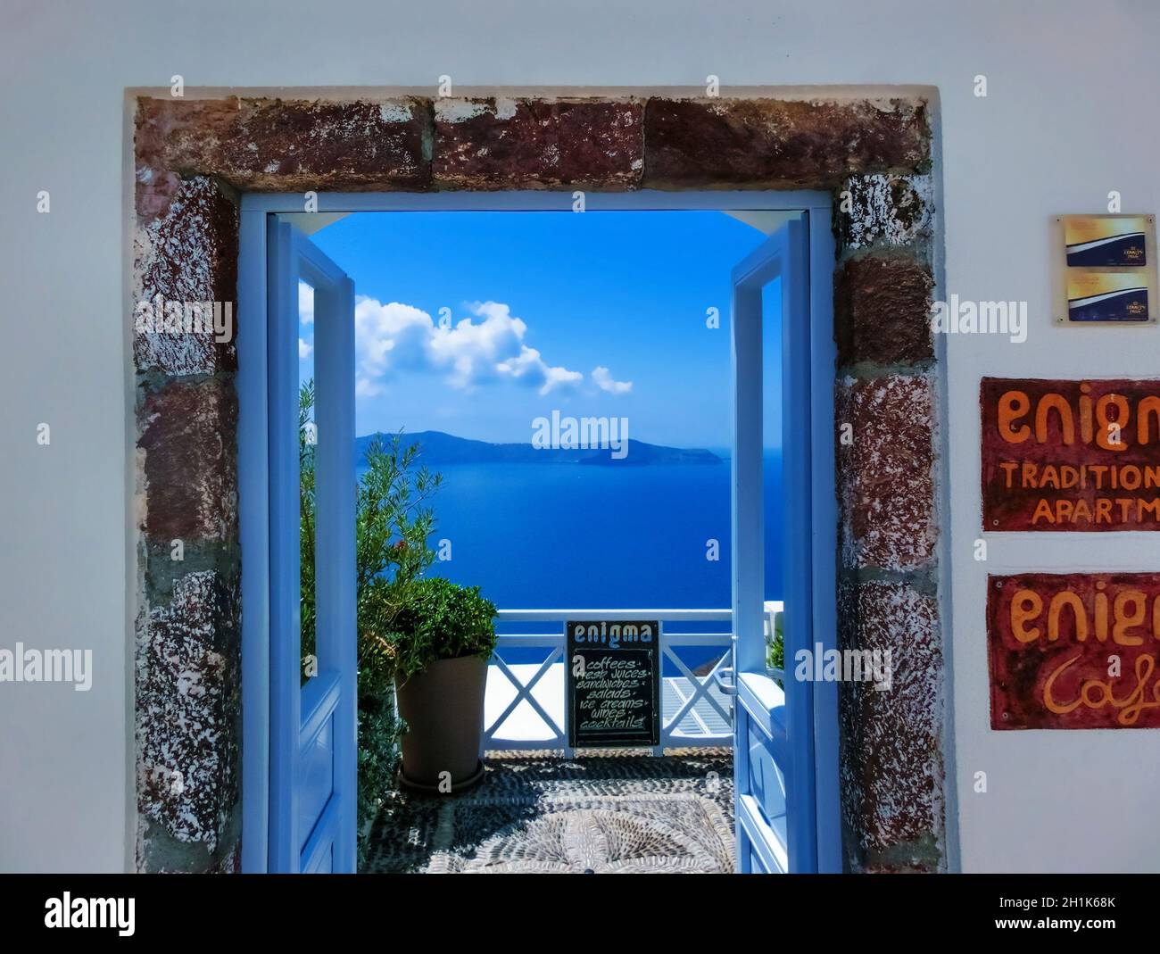 Fira, Griechenland - 10. Juni 2015: Der Eingang zum Enigma-Café auf Santorini, Griechenland am 10. Juni 2015. Es wird erwartet, dass bis zu 16 Millionen Touristen Griechenland besuchen werden Stockfoto