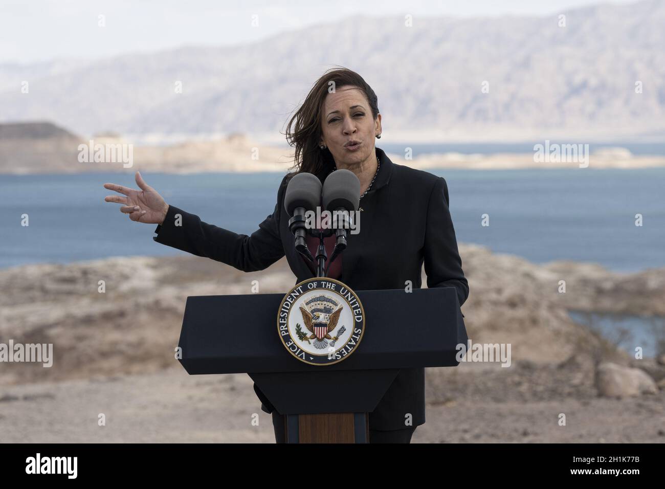 Boulder City, Usa. Oktober 2021. US-Vizepräsidentin Kamala Harris gibt am Montag, den 18. Oktober 2021, bei einer Tour durch den Lake Mead in Boulder City, Nevada, USA, Bemerkungen zur Aussicht auf den Sonnenuntergang. Harris plädert für Investitionen in die Widerstandsfähigkeit des Klimas durch die Verabschiedung der Build Back Better Agenda und des überparteilichen Infrastrukturdeals und betont, dass Wasserknappheit sich auf die Landwirte, die Nahrungsmittelversorgung und die Wirtschaft auswirken kann. Foto von Bridget Bennett/UPI Kredit: UPI/Alamy Live News Stockfoto