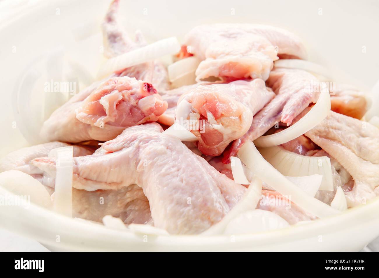 Frisches, rohes Hähnchen. Fresh Chicken Wings - Rohe Chicken Wings mit eingelegter Sauce in einer Schüssel. Zum Kochen gebraten, es ist eine köstliche Mahlzeit. Stockfoto