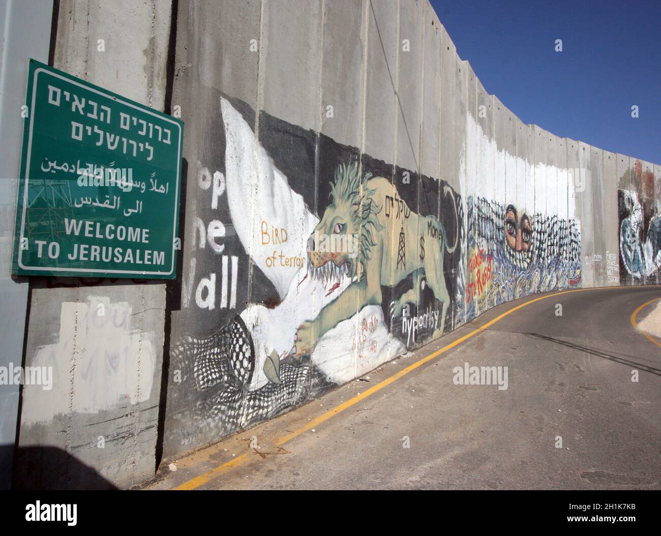 Aktivistische Graffiti schmücken die israelische Trennmauer in der Stadt Bethlehem im Westjordanland, Israel Stockfoto