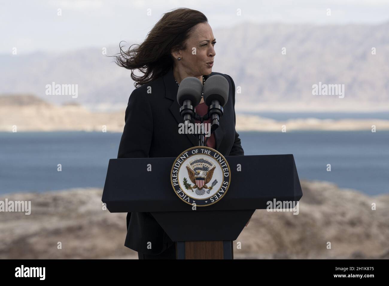 Boulder City, Usa. Oktober 2021. US-Vizepräsidentin Kamala Harris gibt am Montag, den 18. Oktober 2021, bei einer Tour durch den Lake Mead in Boulder City, Nevada, USA, Bemerkungen zur Aussicht auf den Sonnenuntergang. Harris plädert für Investitionen in die Widerstandsfähigkeit des Klimas durch die Verabschiedung der Build Back Better Agenda und des überparteilichen Infrastrukturdeals und betont, dass Wasserknappheit sich auf die Landwirte, die Nahrungsmittelversorgung und die Wirtschaft auswirken kann. Foto von Bridget Bennett/UPI Kredit: UPI/Alamy Live News Stockfoto