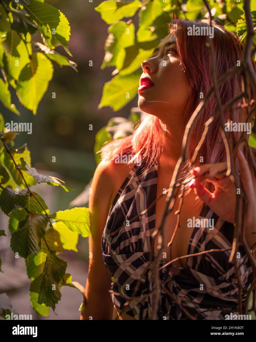 Junge kantige asiatische Frau im strahlten Sonnenlicht Stockfoto