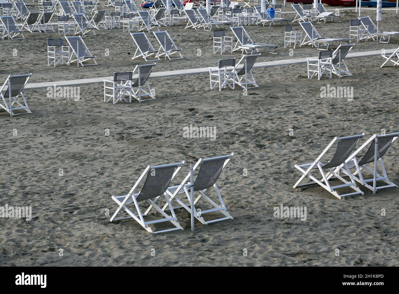 Typisch italienische Liegen in Viareggio, einem der bekanntesten italienischen Sommerurlaubsorte Stockfoto