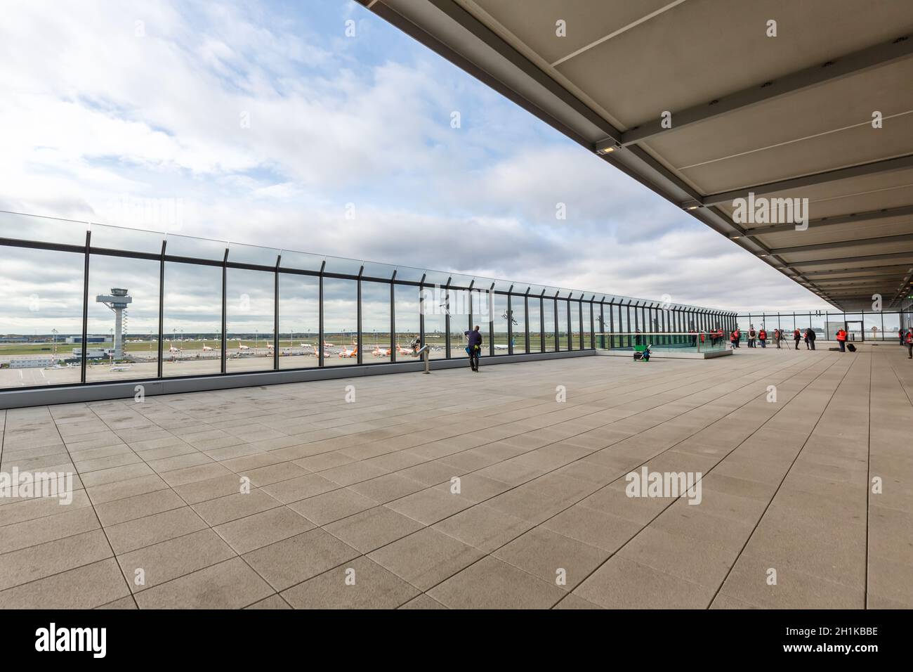 Berlin, Deutschland - 28. Oktober 2020: Aussichtsplattform am Flughafen Berlin Brandenburg BER Willy Brandt in Deutschland. Stockfoto