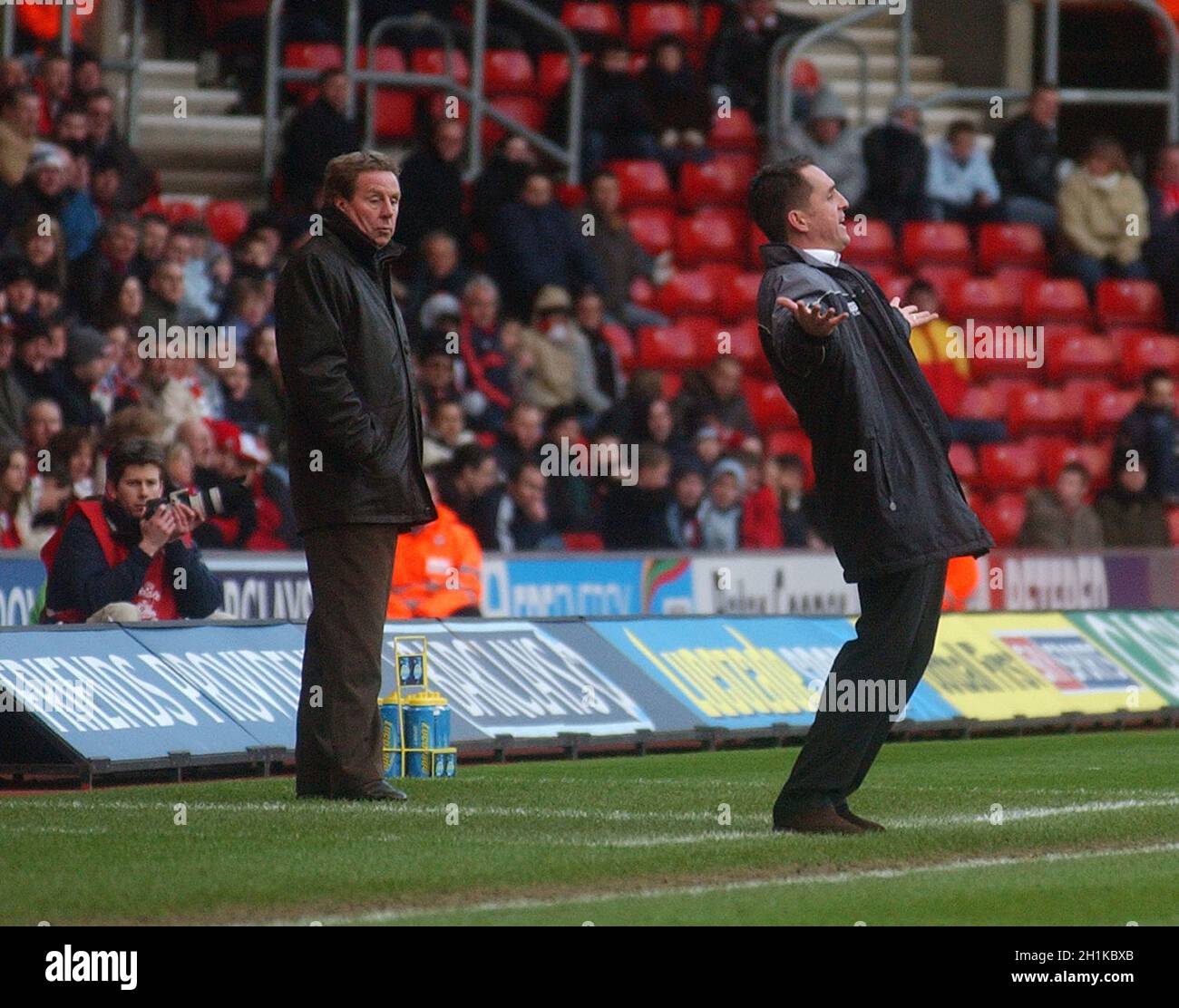 Southampton gegen Brentford Harry Redknapp beobachtet Brentford-Chef Martin Allen bei St. Mary's. PIC MIKE WALKER 2005 Stockfoto