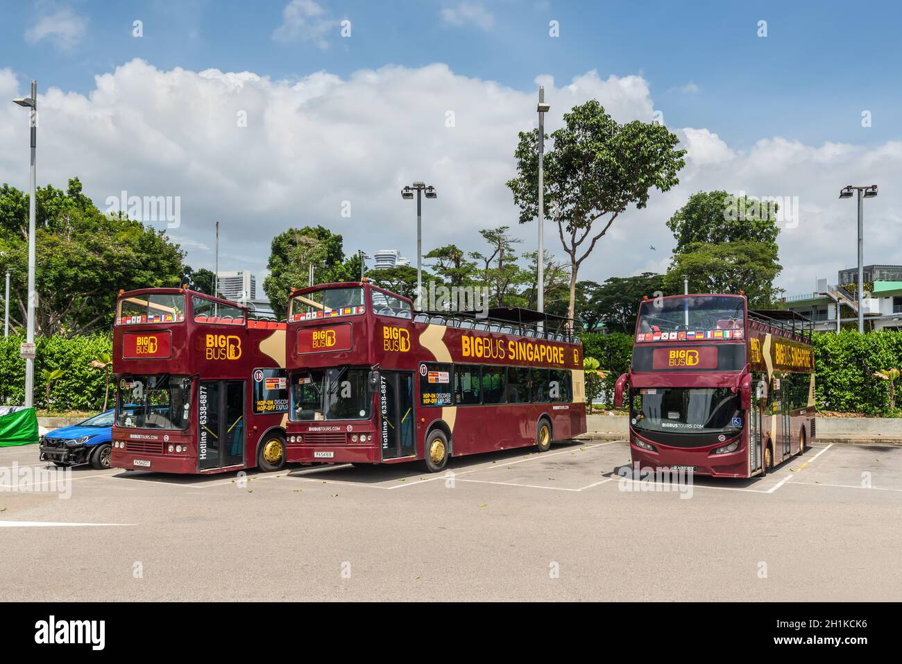 Singapur - 4. Dezember 2019: Singapur Sightseeing Tour Busse, Hop On, Hop Off Bus Tours, Big Bus Tours warten auf Touristen in Singapur Stockfoto