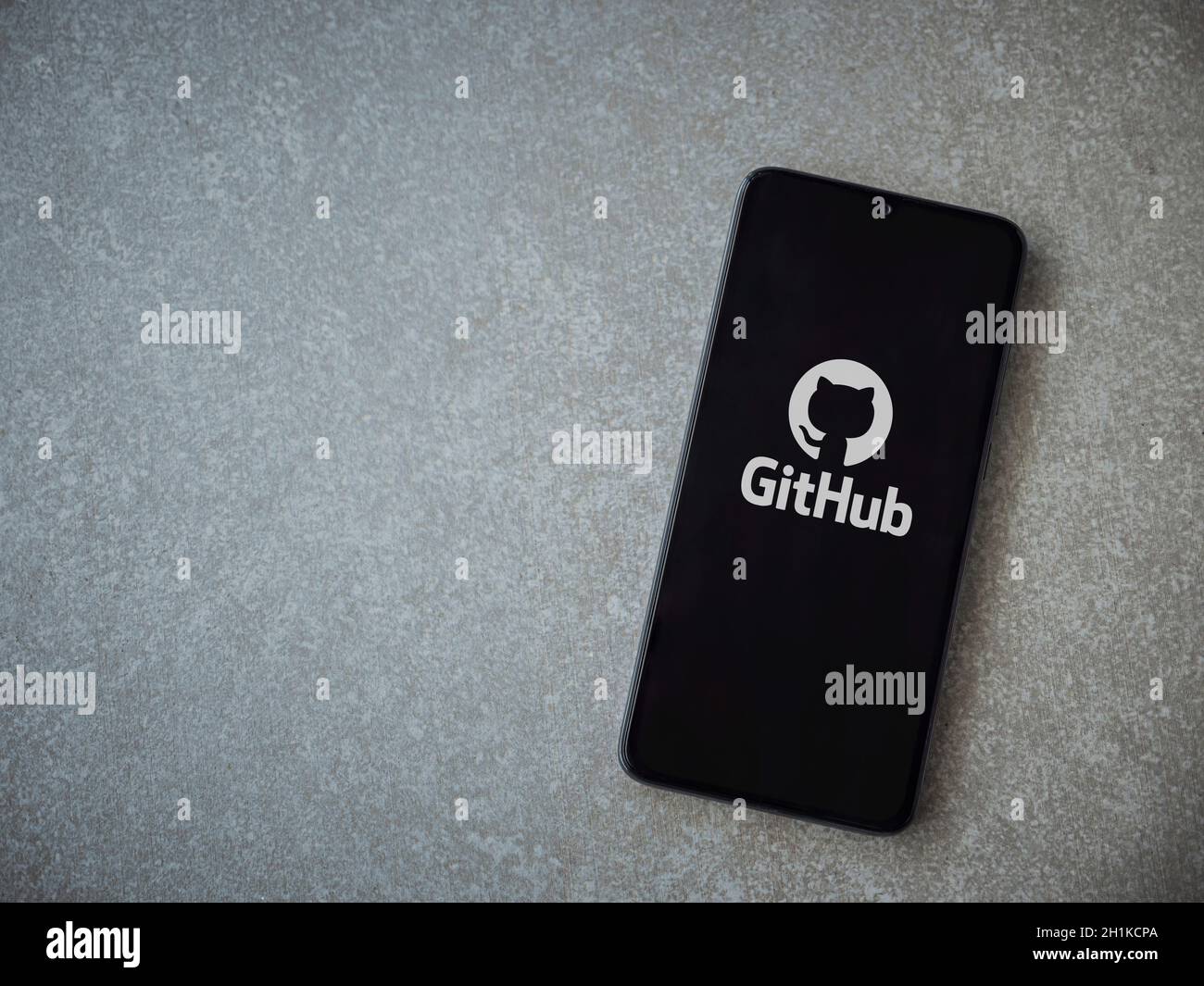LOD, Israel - 8. Juli 2020: GitHub App Launch Screen mit Logo auf dem Display eines schwarzen Smartphone auf Keramik Stein Hintergrund. Draufsicht flach Stockfoto