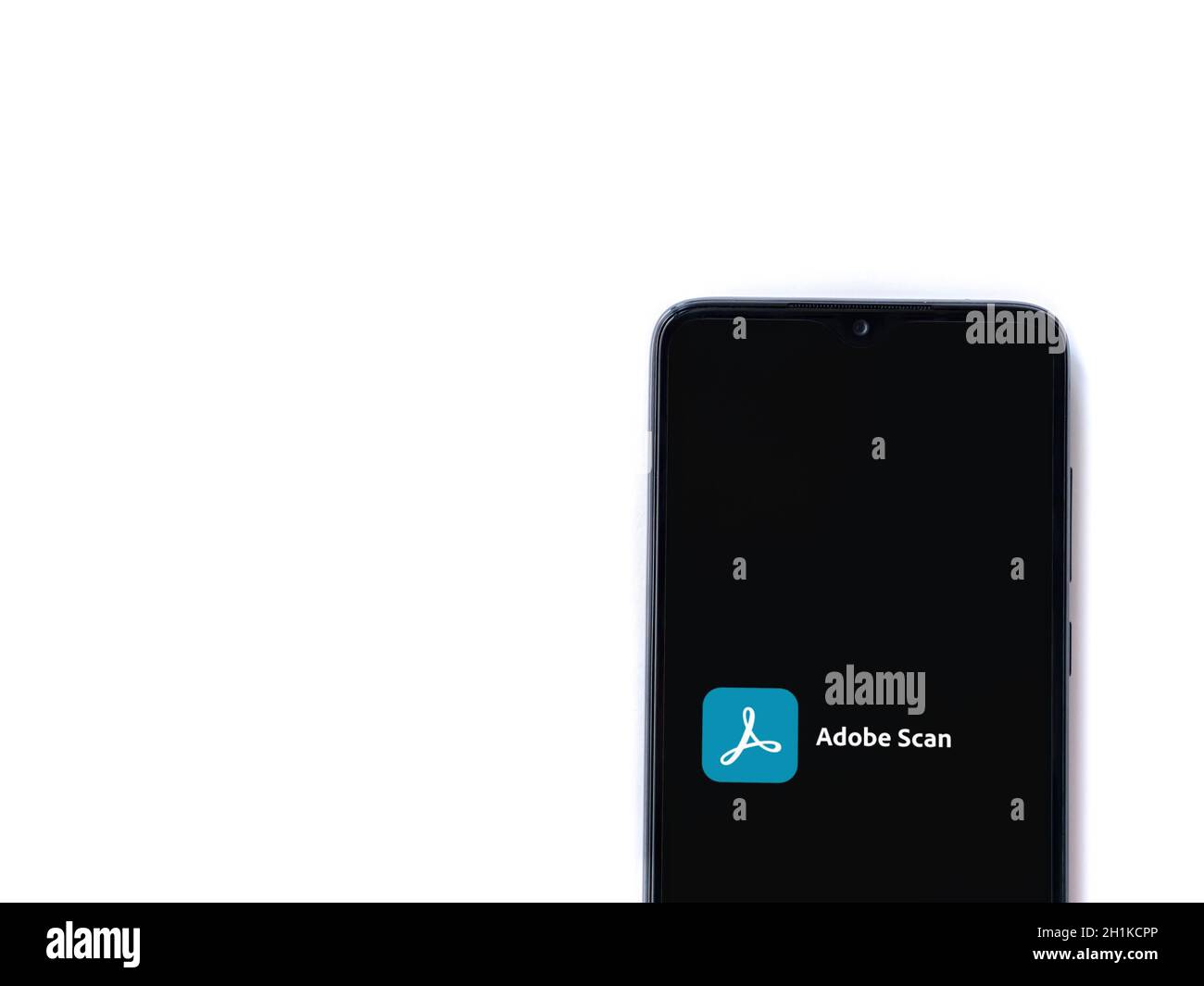 LOD, Israel - 8. Juli 2020: Adobe Scan App Launch Screen mit Logo auf dem Display eines schwarzen Smartphone isoliert auf weißem Hintergrund. Draufsicht Stockfoto
