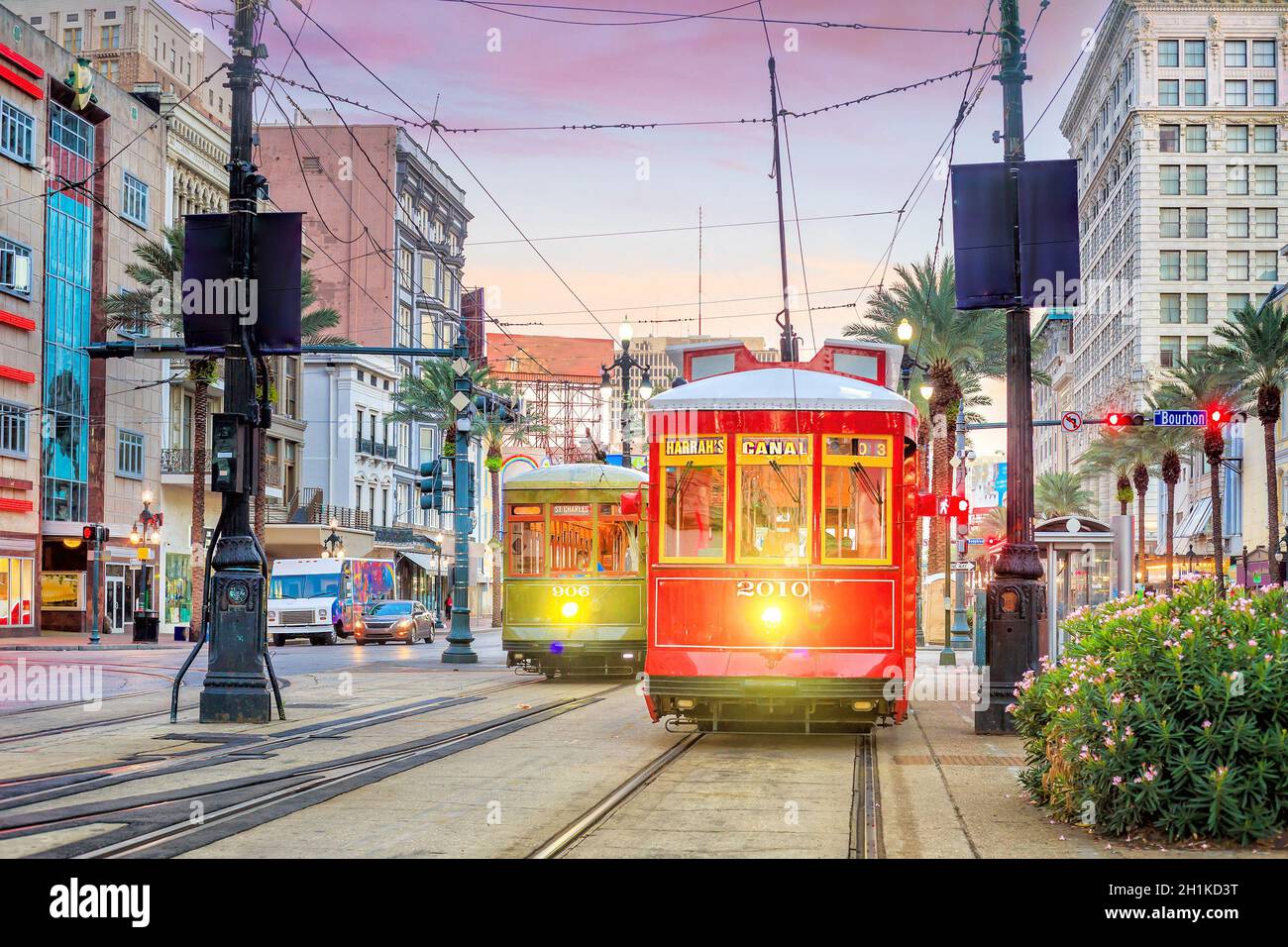 Straßenbahn in der Innenstadt von New Orleans, USA bei Dämmerung Stockfoto