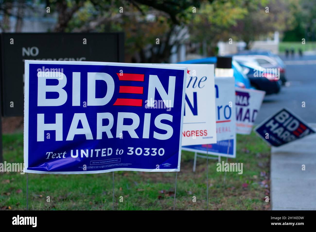 3. November 2020 - Elkins Park, Pennsylvania: Ein Biden Harris-Schild an einer Polling Station in Elkins Park, Pennsylvania Stockfoto