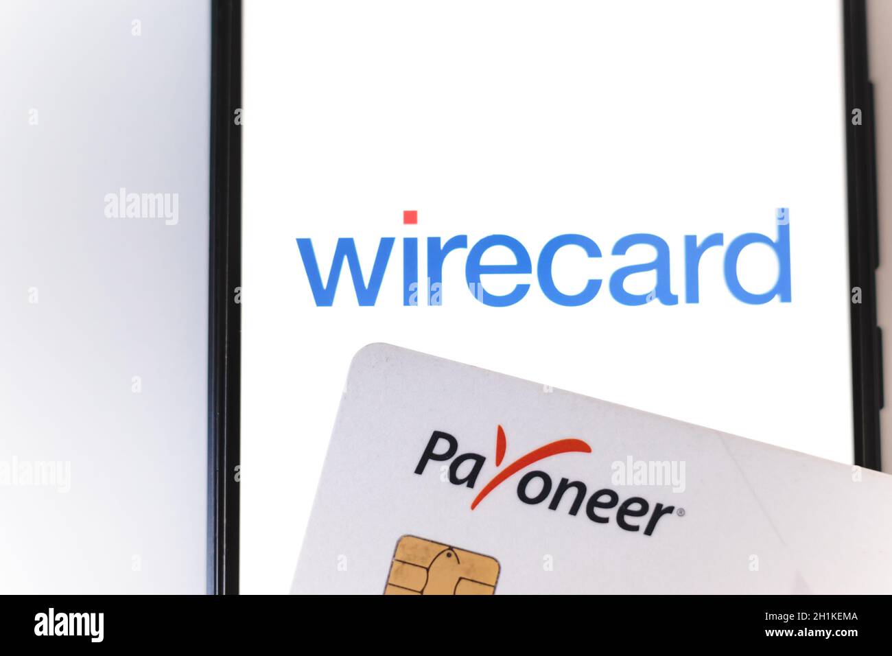 Minsk, Weißrussland - Juni 27 2020: Payoneer-Karte und Smartphone mit wirecard-Logo auf dem Bildschirm. Finanzielle Unternehmen Probleme und Konkurs. Payoneer-Mittel Stockfoto