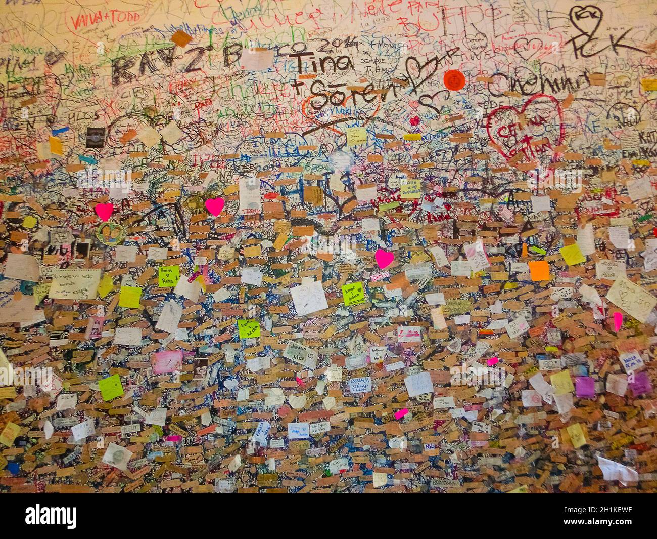 Verona, Italien - 22. September 2014: Lovers Wall in verona Italien, große Wand von Graffiti auf Graffiti in Verona, Italien am 22. September 2014 Stockfoto