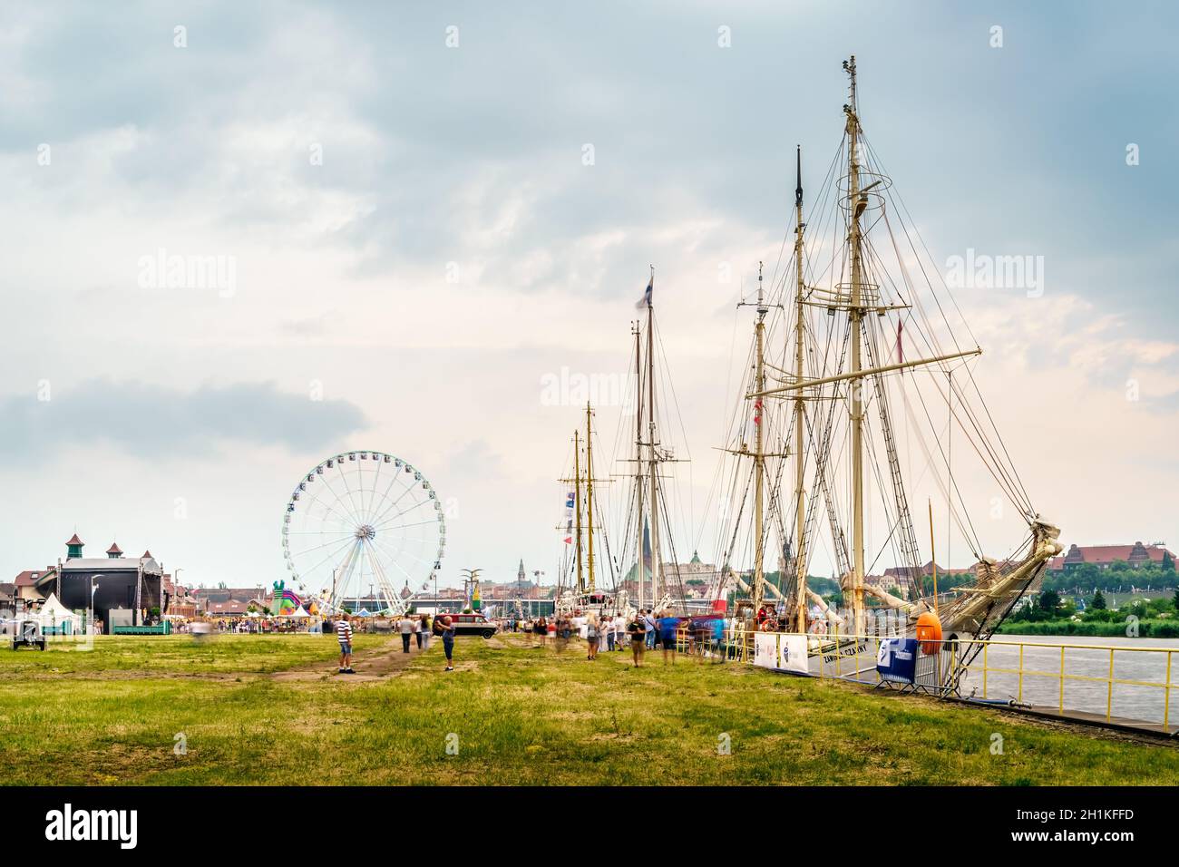 Szczecin, Polen, Juni 2019 Vergnügungspark und Hochschiffe auf den Boulevards der Odra. Massen von Touristen genießen die Tage des Meeres Festival Stockfoto