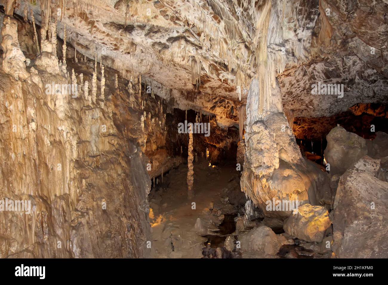 Höhle mit Stalaktiten und Stalagmiten. Höhlenformationen, Höhlenformationen. Geologische Formation Karst. Karsthöhle. Stockfoto