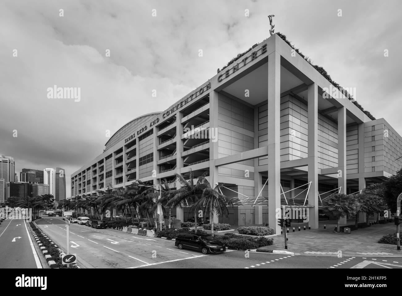 Singapur - 5. Dezember 2019: Blick auf das Marina Bay Sands Expo and Convention Center in Singapur. Schwarzweiß-Schwarzweißfarbe. Stockfoto