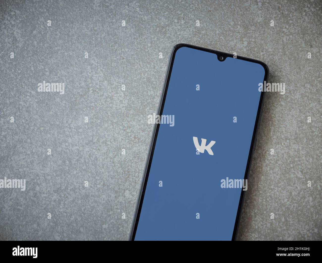 LOD, Israel - 8. Juli 2020: VK App Launch Screen mit Logo auf dem Display eines schwarzen mobilen Smartphones auf Keramikstein Hintergrund. Draufsicht flach liegend Stockfoto