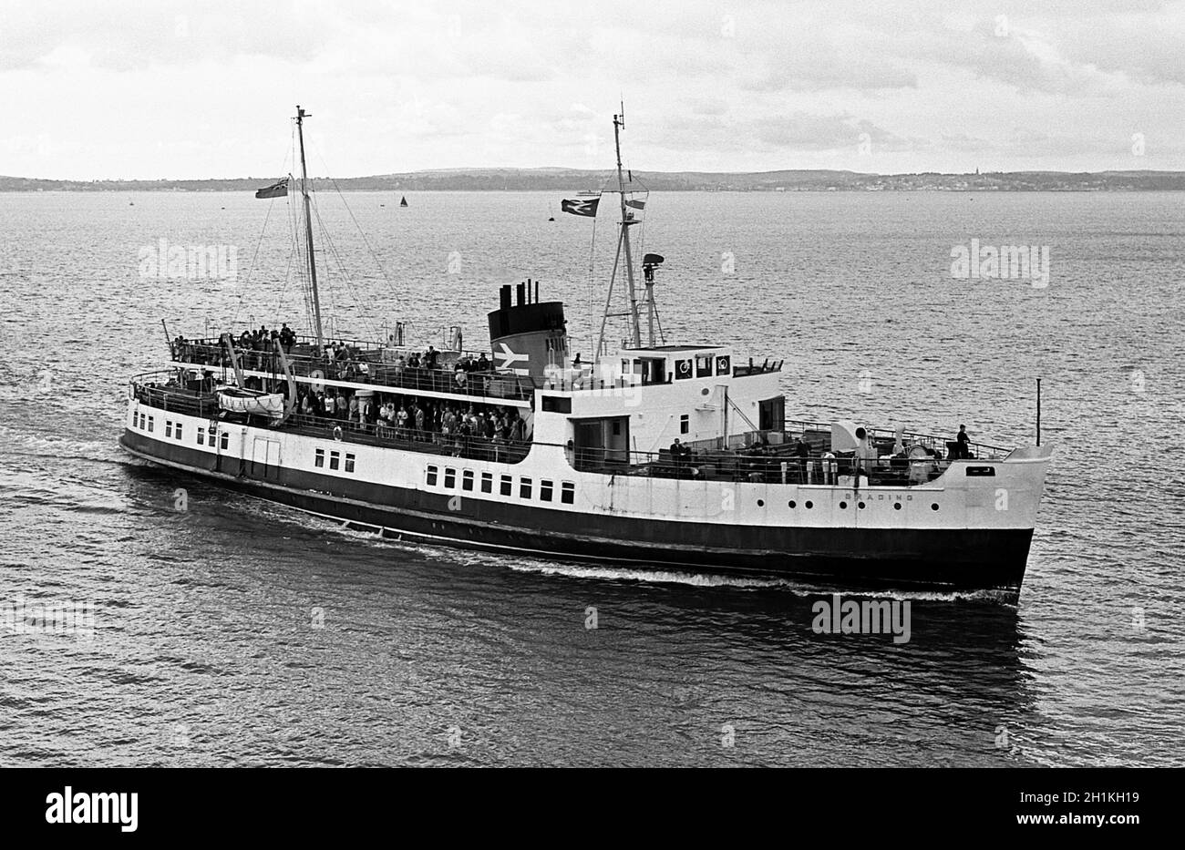 AJAXNETPHOTO. AUGUST 1967. PORTSMOUTH, ENGLAND. - ÜBERQUERUNG DER SOLENT PASSAGIERFÄHRE - M.V. MIT PASSAGIEREN BELADENE RADEINFAHRT VOM RYDE PIER NACH INNEN ZUM HAFEN VON PORTSMOUTH.FOTO:JONATHAN EASTLAND/AJAX REF:3567107 14 Stockfoto