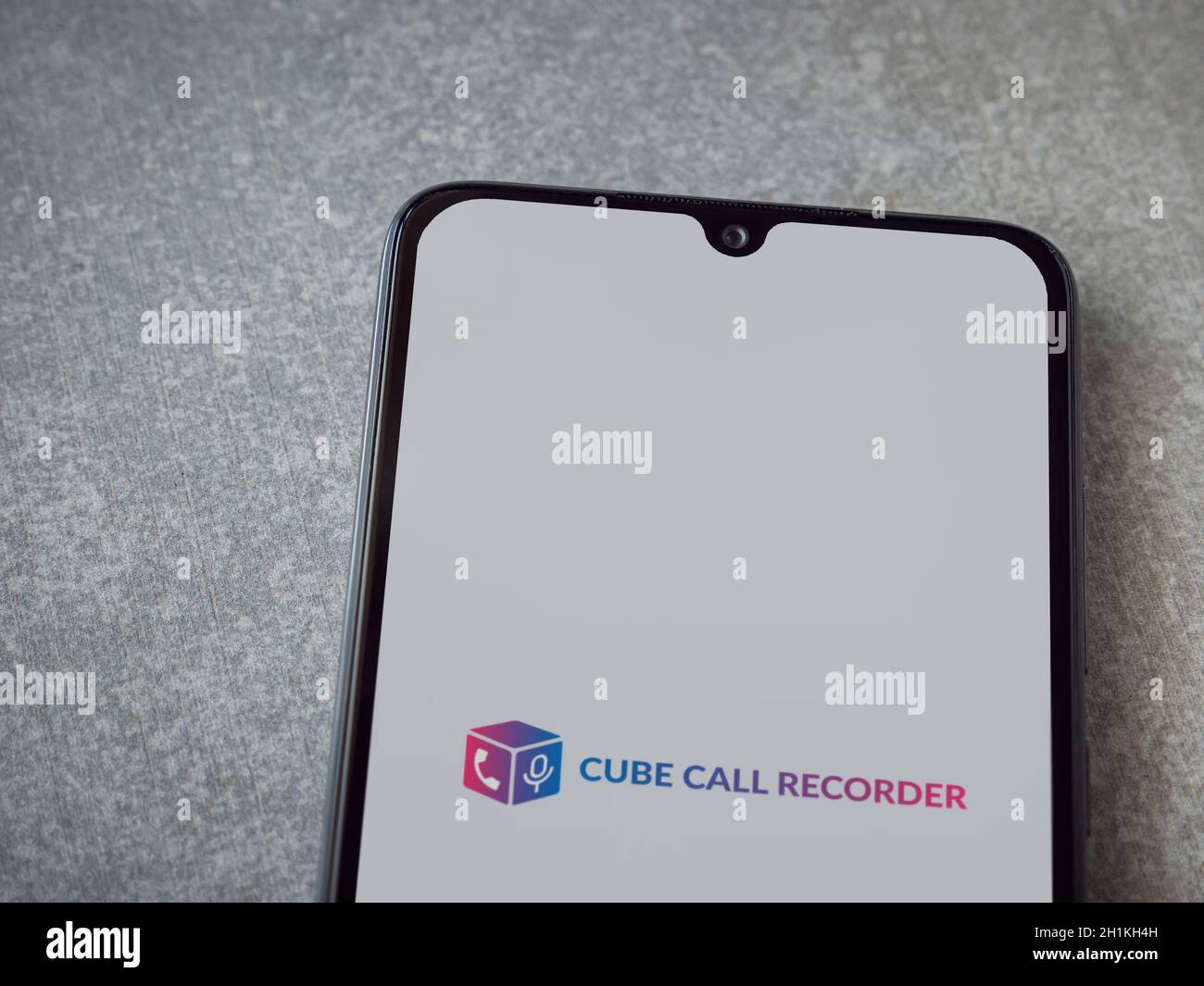 LOD, Israel - 8. Juli 2020: Cube ACR App Launch Screen mit Logo auf dem Display eines schwarzen Smartphone auf Keramikstein Hintergrund. Draufsicht FLA Stockfoto
