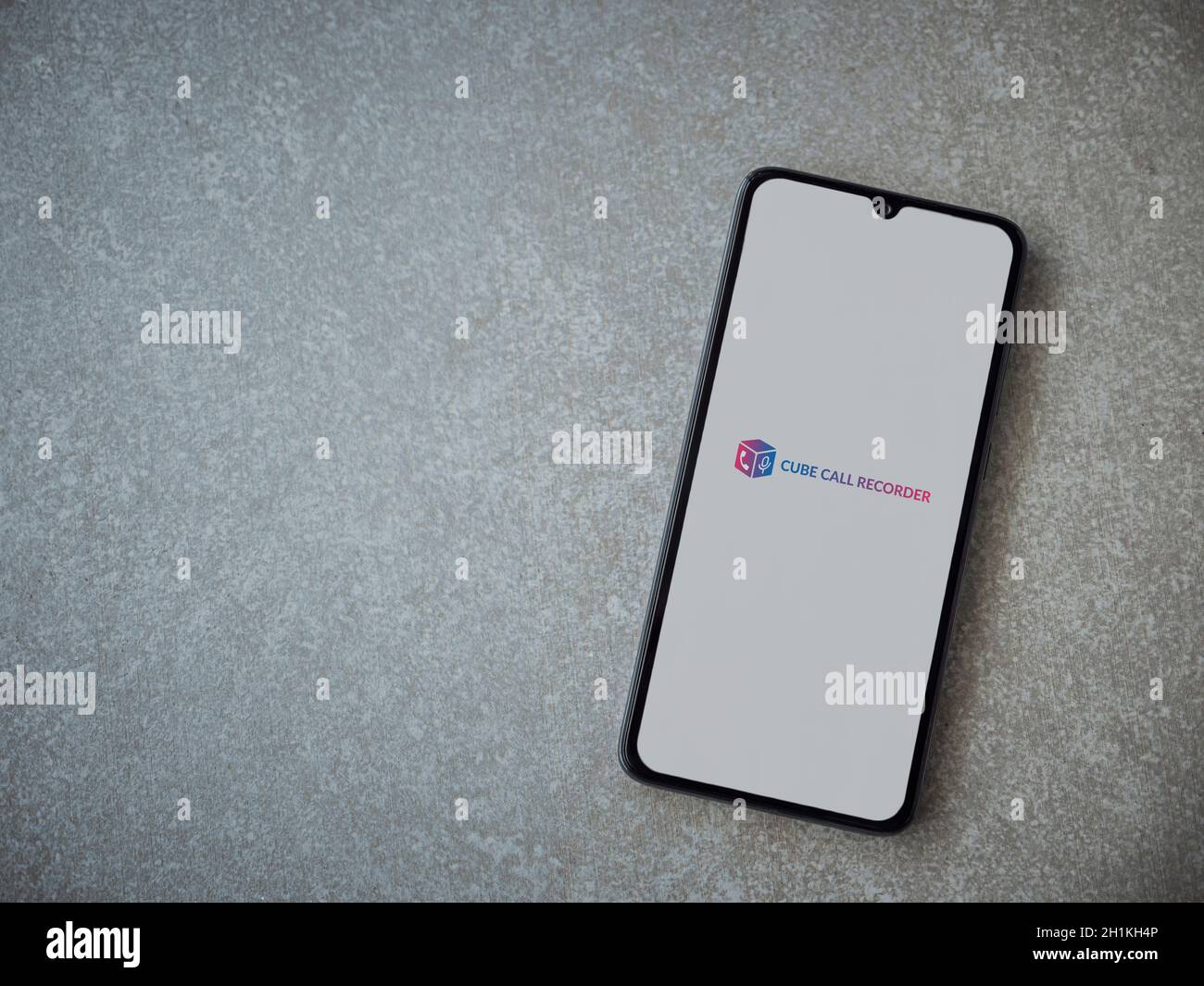 LOD, Israel - 8. Juli 2020: Cube ACR App Launch Screen mit Logo auf dem Display eines schwarzen Smartphone auf Keramikstein Hintergrund. Draufsicht FLA Stockfoto