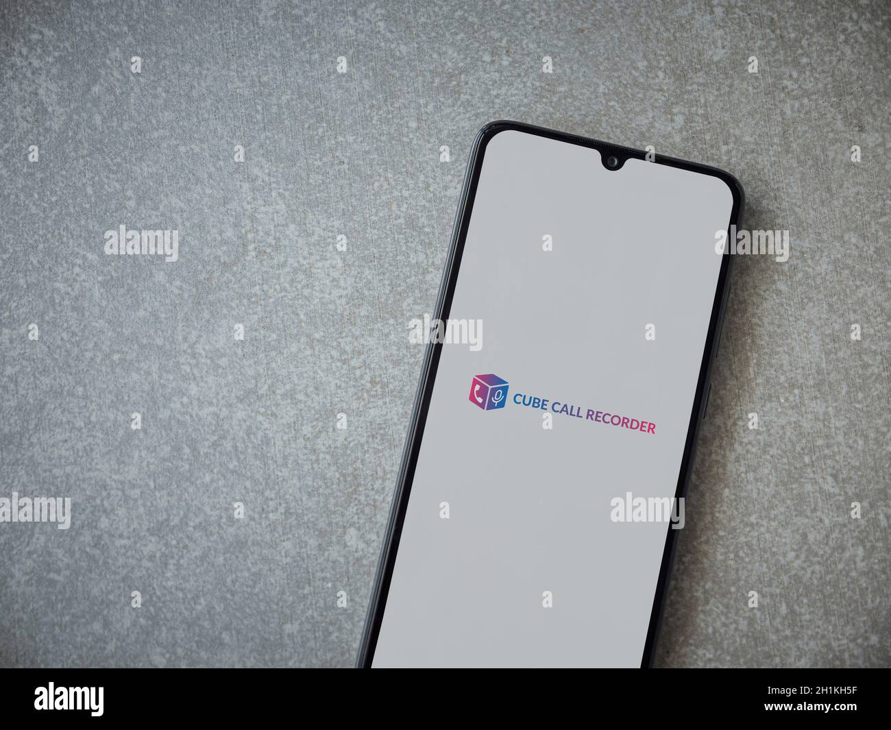 LOD, Israel - 8. Juli 2020: Cube ACR App Launch Screen mit Logo auf dem Display eines schwarzen Smartphone auf Keramikstein Hintergrund. Draufsicht FLA Stockfoto