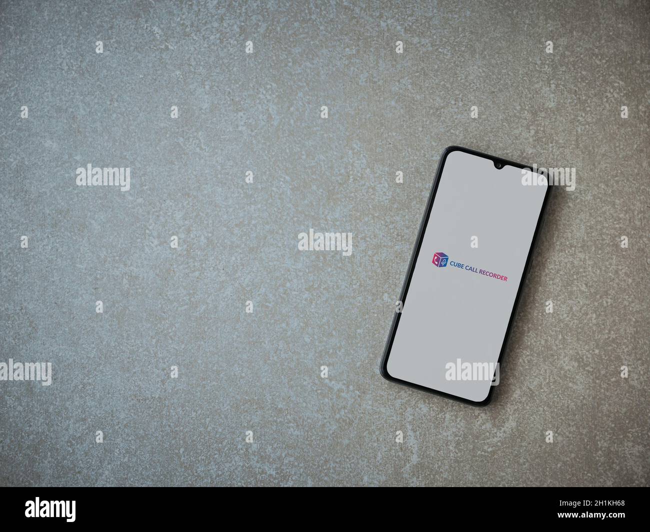 LOD, Israel - 8. Juli 2020: Cube ACR App Launch Screen mit Logo auf dem Display eines schwarzen Smartphone auf Keramikstein Hintergrund. Draufsicht FLA Stockfoto