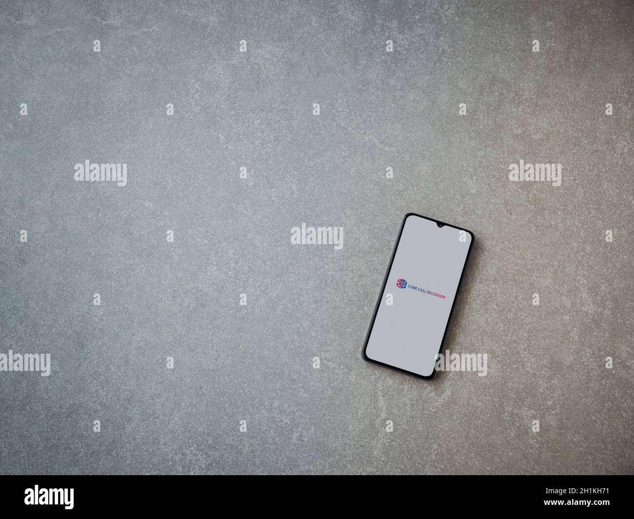 LOD, Israel - 8. Juli 2020: Cube ACR App Launch Screen mit Logo auf dem Display eines schwarzen Smartphone auf Keramikstein Hintergrund. Draufsicht FLA Stockfoto