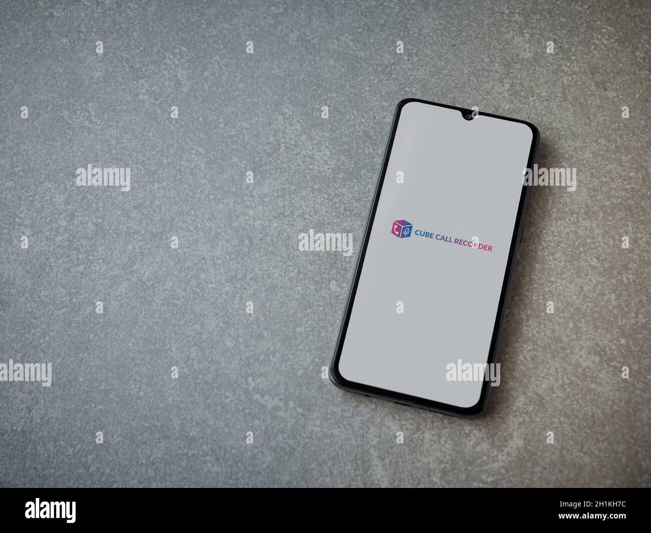 LOD, Israel - 8. Juli 2020: Cube ACR App Launch Screen mit Logo auf dem Display eines schwarzen Smartphone auf Keramikstein Hintergrund. Draufsicht FLA Stockfoto