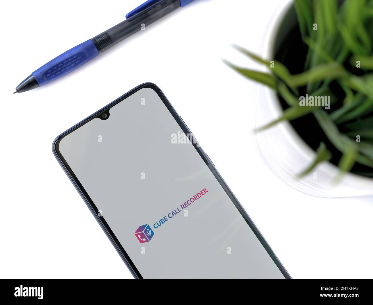 LOD, Israel - 8. Juli 2020: Moderner minimalistischer Büroarbeitsplatz mit schwarzem Smartphone mit Cube ACR App Launch Screen mit Logo auf weißem Hintergrund Stockfoto