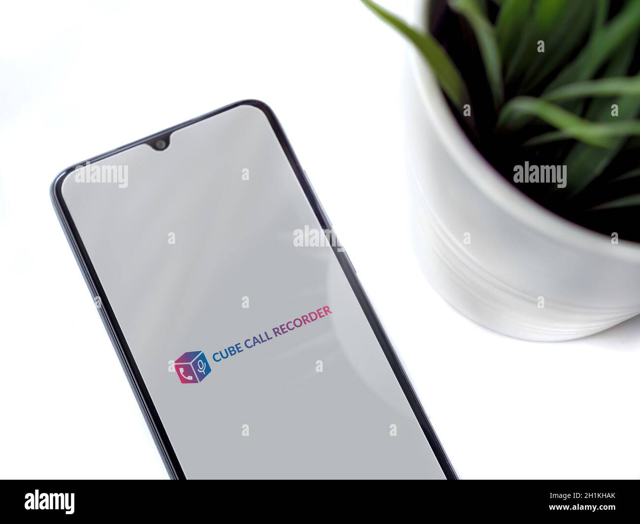 LOD, Israel - 8. Juli 2020: Moderner minimalistischer Büroarbeitsplatz mit schwarzem Smartphone mit Cube ACR App Launch Screen mit Logo auf weißem Hintergrund Stockfoto