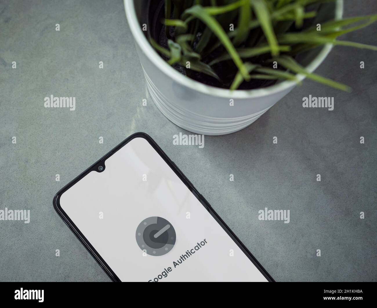 LOD, Israel - 8. Juli 2020: Moderner minimalistischer Büroarbeitsplatz mit schwarzem Smartphone mit Google Authenticator App Launch Screen mit Logo auf m Stockfoto