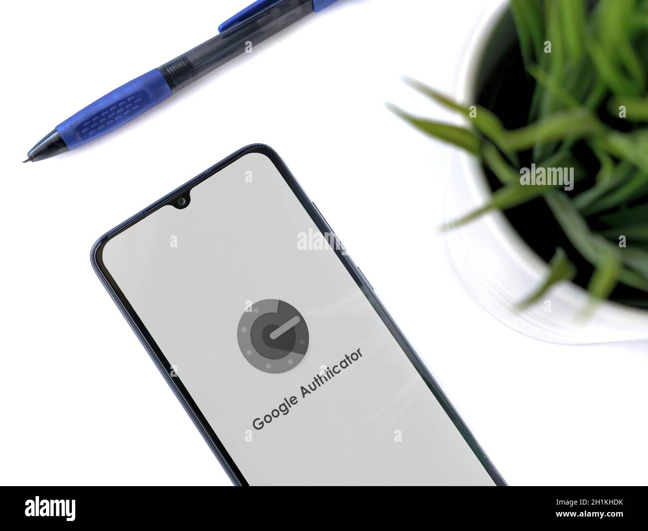 LOD, Israel - 8. Juli 2020: Moderner minimalistischer Büroarbeitsplatz mit schwarzem Smartphone mit Google Authenticator App Launch Screen mit Logo auf w Stockfoto