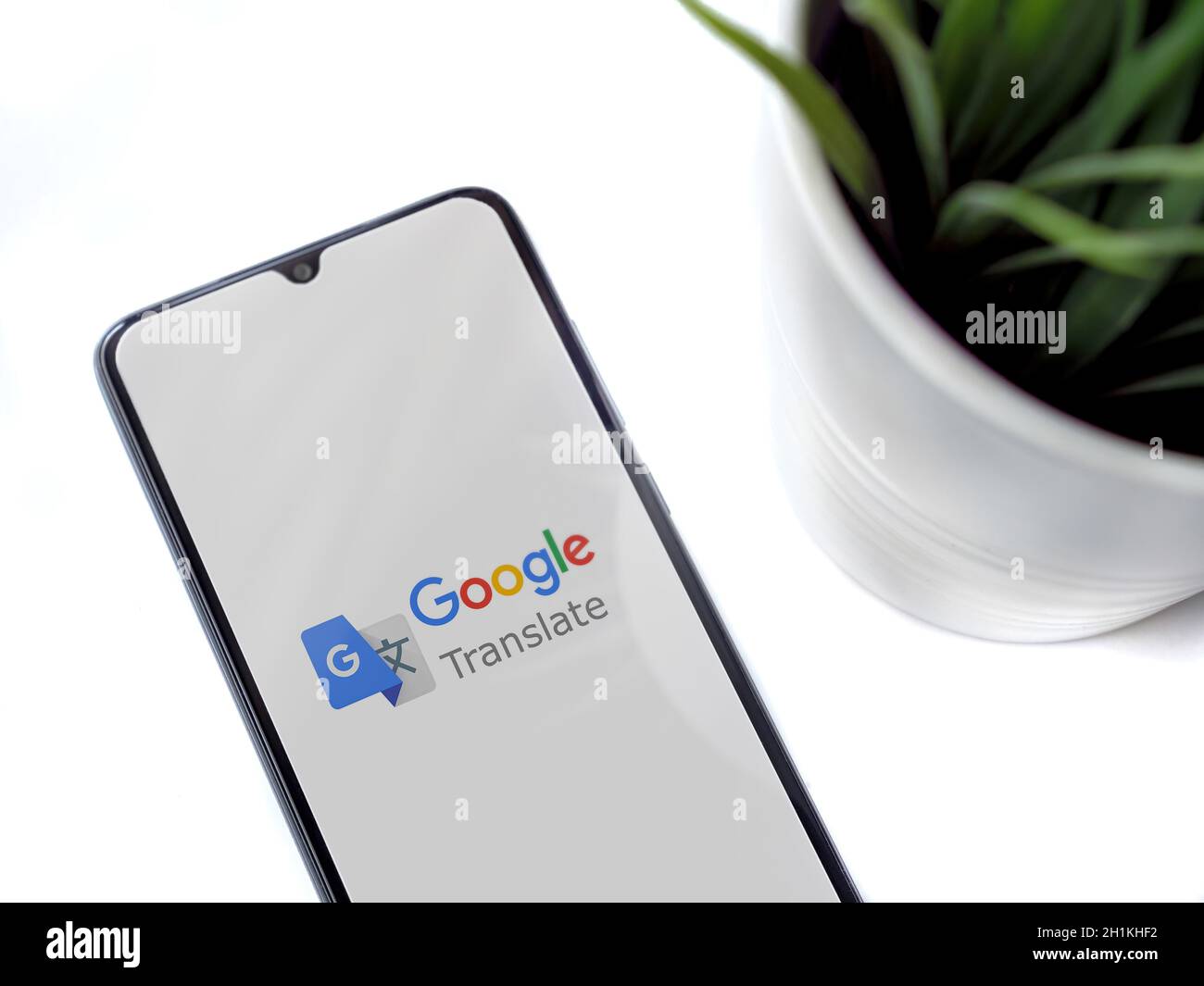 LOD, Israel - 8. Juli 2020: Moderner minimalistischer Büroarbeitsplatz mit schwarzem Smartphone mit Google Translate App Launch Screen mit Logo auf weiß Stockfoto