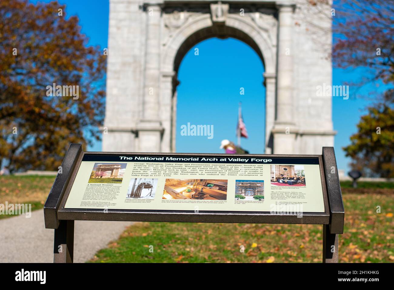 Das Informationsschild am National Memorial Arch im Tal Schmiedet mit dem Bogen dahinter Stockfoto