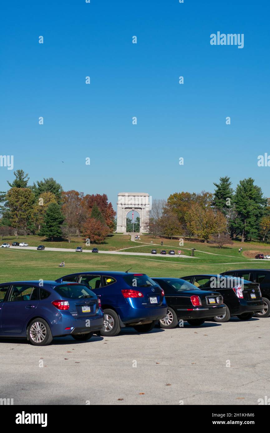 Blick über einen Parkplatz voller Autos am National Memorial Arch im Valley Forge National Historical Park Stockfoto