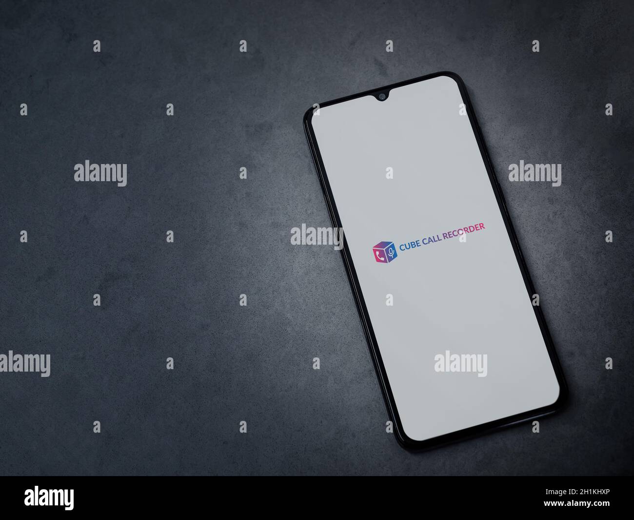 LOD, Israel - 8. Juli 2020: Cube ACR App Launch Screen mit Logo auf dem Display eines schwarzen Smartphone auf dunklem Marmorstein Hintergrund. Draufsicht Stockfoto