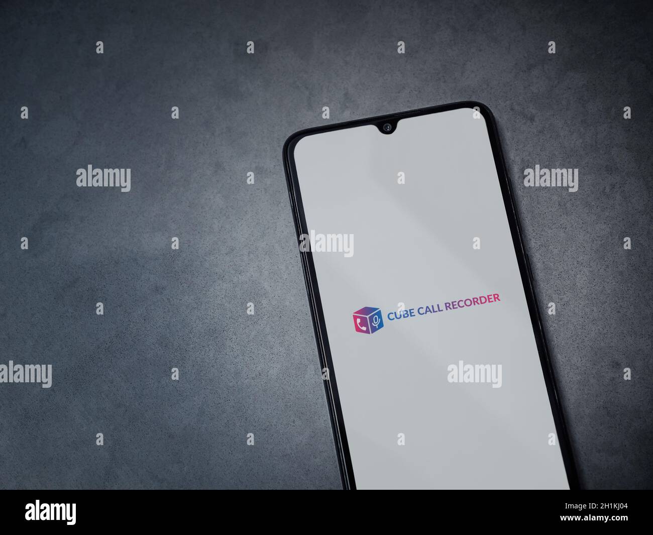 LOD, Israel - 8. Juli 2020: Cube ACR App Launch Screen mit Logo auf dem Display eines schwarzen Smartphone auf dunklem Marmorstein Hintergrund. Draufsicht Stockfoto