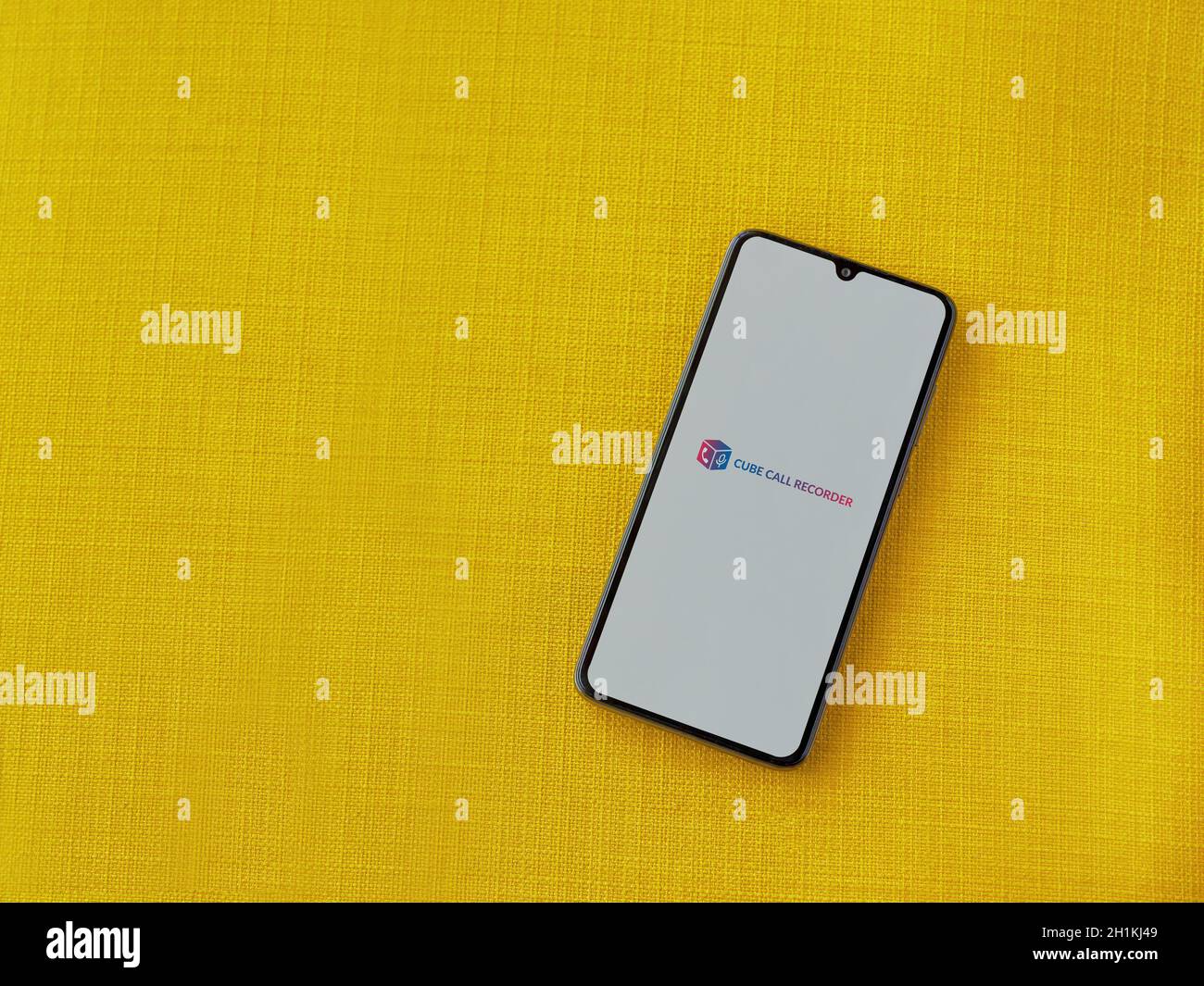 LOD, Israel - 8. Juli 2020: Cube ACR App Launch Screen mit Logo auf dem Display eines schwarzen Smartphone auf einem gelben Stoff Hintergrund. Draufsicht f Stockfoto
