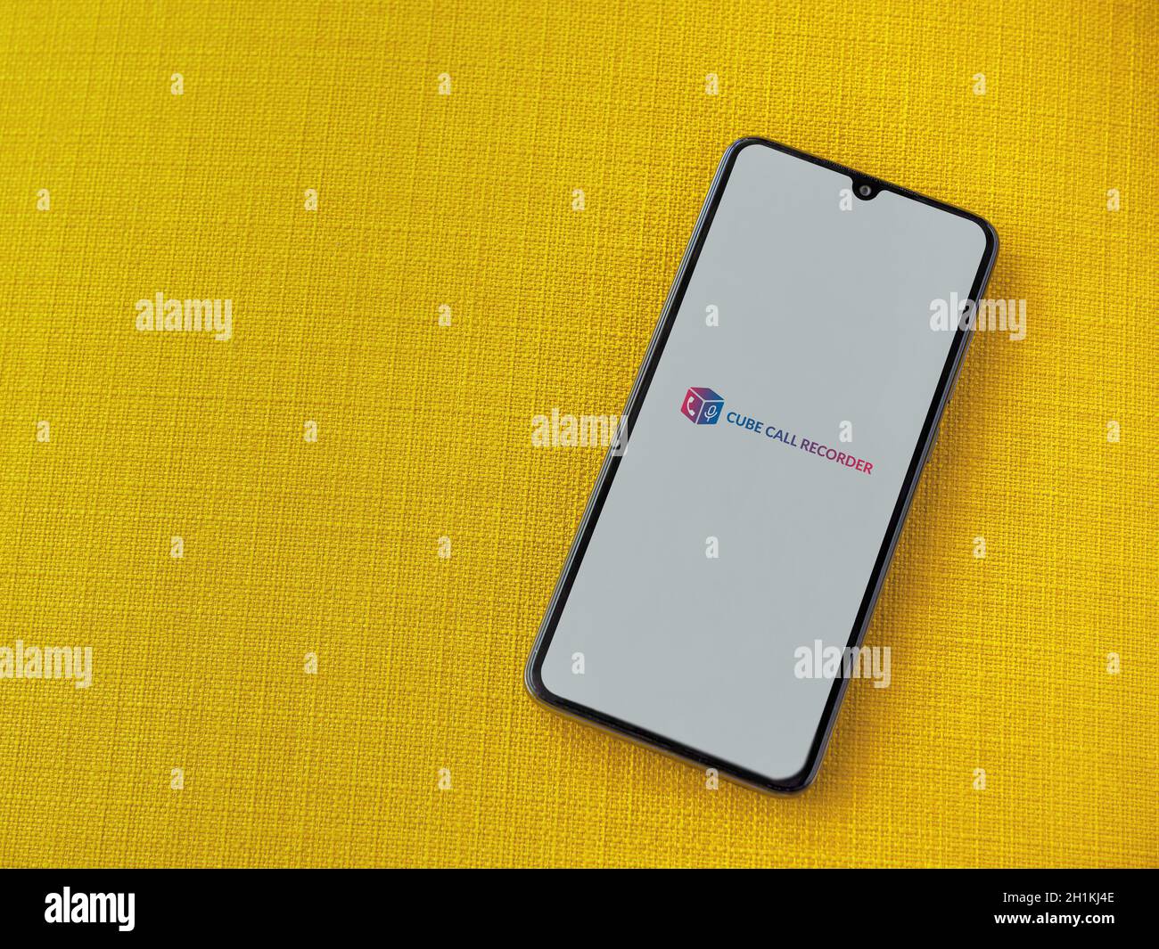 LOD, Israel - 8. Juli 2020: Cube ACR App Launch Screen mit Logo auf dem Display eines schwarzen Smartphone auf einem gelben Stoff Hintergrund. Draufsicht f Stockfoto