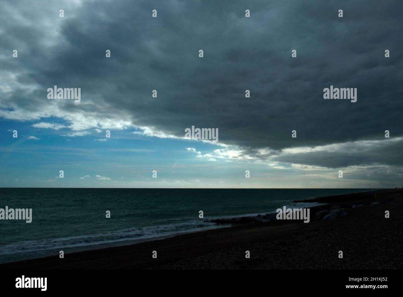 AJAXNETPHOTO. 2019. WORTHING, ENGLAND. - RUHE VOR DEM STURM - BRÜTENDE TIEFE STRATUS-WOLKE SCHWEBT ÜBER BEDROHLICHEN DUNKLEN MEER MIT BLICK ÜBER DEN KANAL. FOTO: JONATHAN EASTLAND/AJAXREF:GR191510 9641 Stockfoto