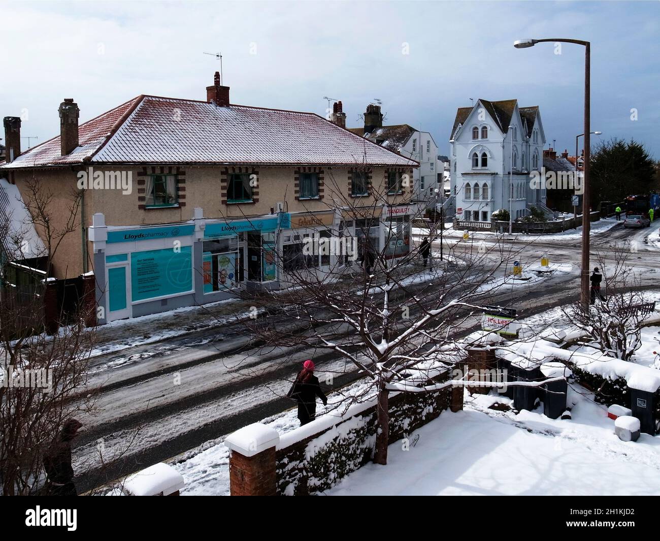 AJAXNETPHOTO. 2013. WORTHING, ENGLAND. - URBANE WINTERSZENE - WESTLICHE WORTHNG-ECKE DER HEENE-STRASSE UNTER NÄCHTEM SCHNEEFALL.FOTO:JONATHAN EASTLAND/AJAX REF:GR131703024 2360 Stockfoto