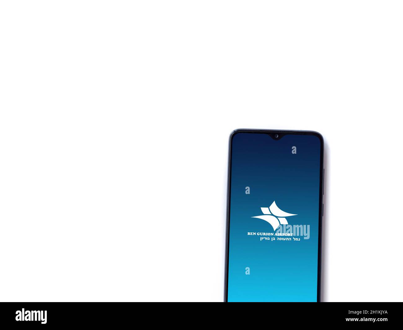 LOD, Israel - 8. Juli 2020: Ben Gurion Airport App Launch Screen mit Logo auf dem Display eines schwarzen Smartphone auf weißem Hintergrund isoliert. T Stockfoto