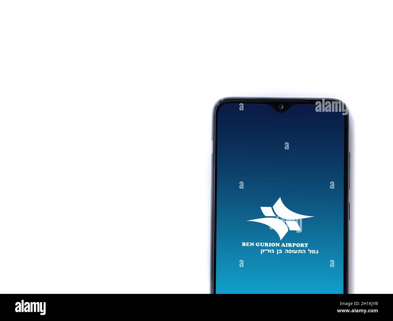 LOD, Israel - 8. Juli 2020: Ben Gurion Airport App Launch Screen mit Logo auf dem Display eines schwarzen Smartphone auf weißem Hintergrund isoliert. T Stockfoto