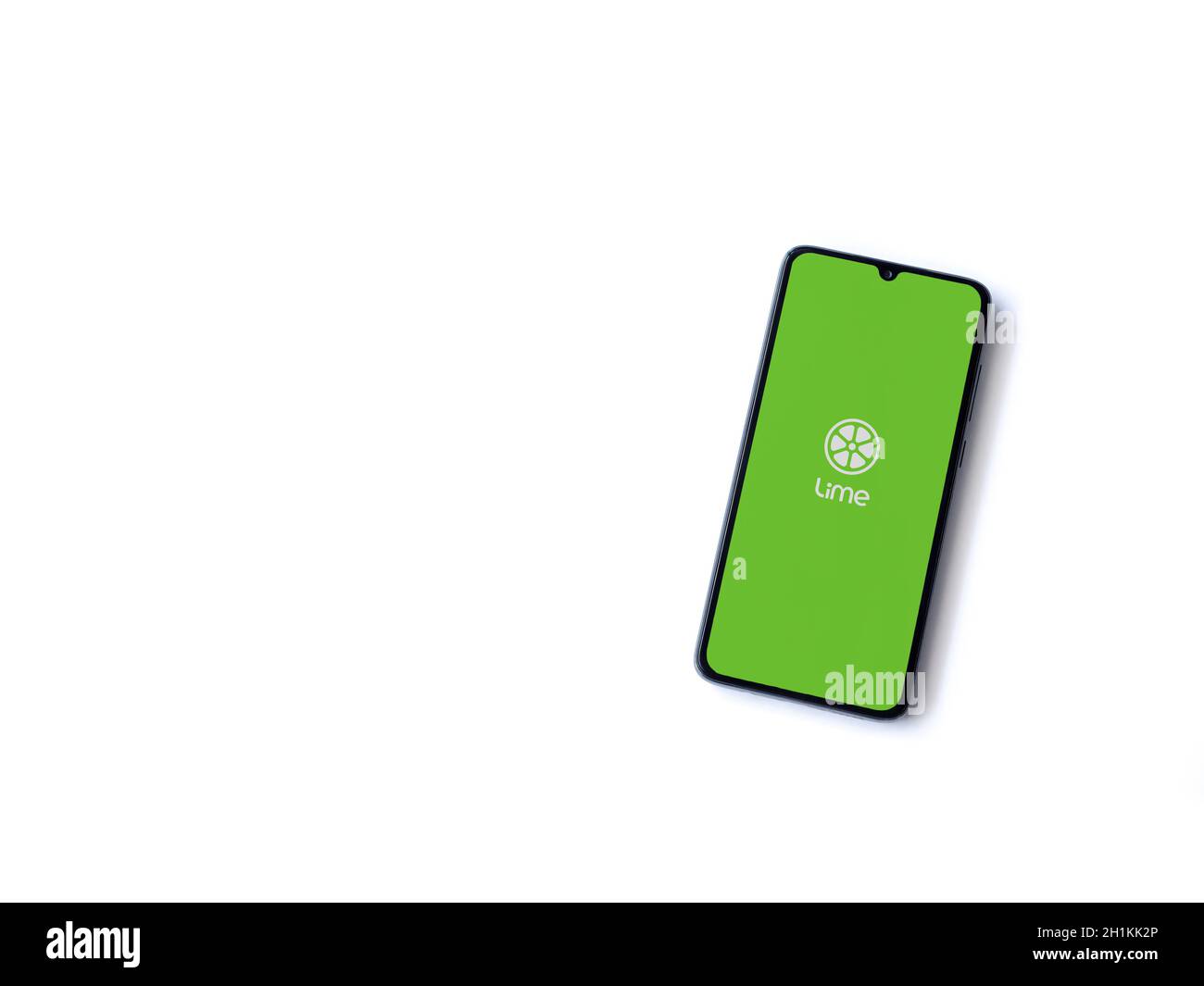 LOD, Israel - 8. Juli 2020: Lime App Launch Screen mit Logo auf dem Display eines schwarzen Smartphone isoliert auf weißem Hintergrund. Draufsicht flach l Stockfoto