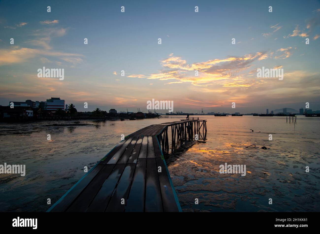 Holzbrücke am Clan Steg, Penang am Morgen. Stockfoto