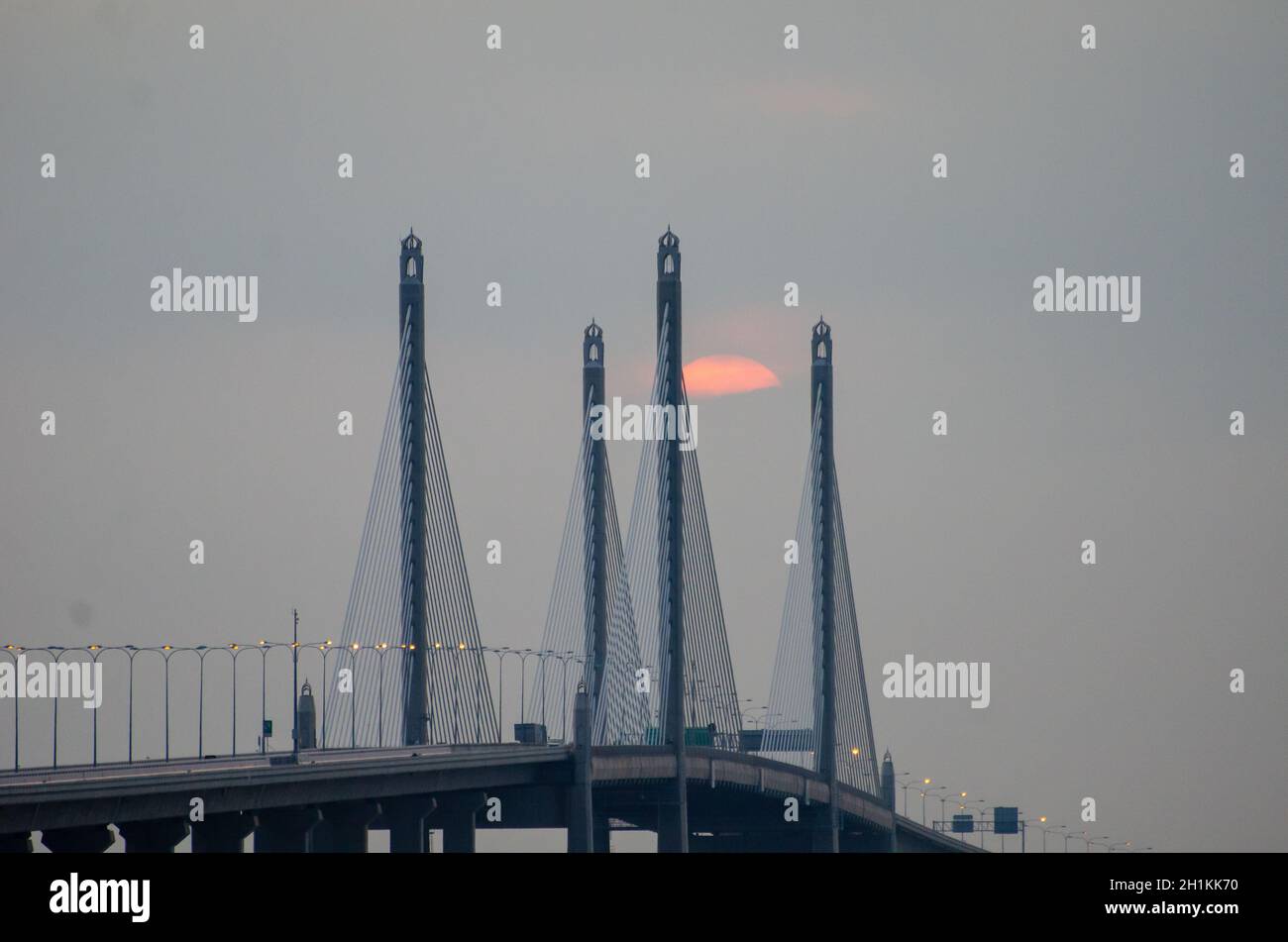 Sonnenaufgang an der Hauptspannweite der zweiten Brücke von Penang. Stockfoto